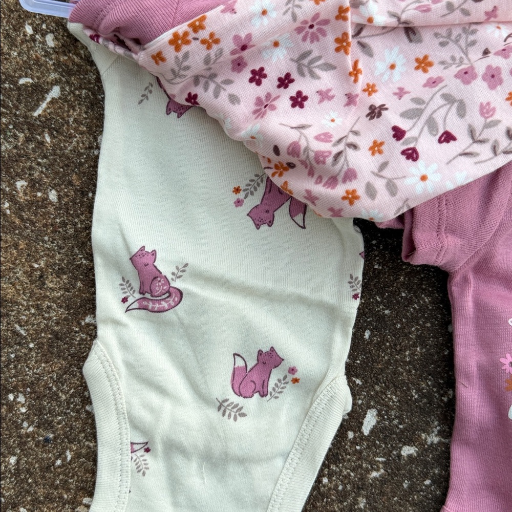 Gerber Premie Baby Girl Bodysuits - Pink and Cream. (6) Onesies in all. NEW - Picture 4 of 6
